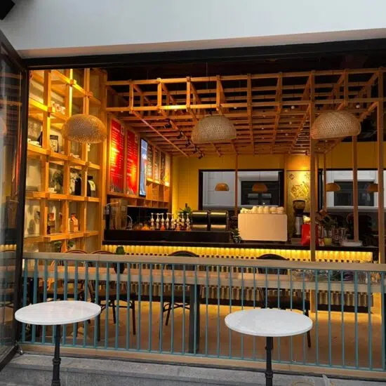 Setup quầy bar tại Cafe Koi