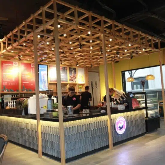 Setup quầy bar tại Cafe Koi